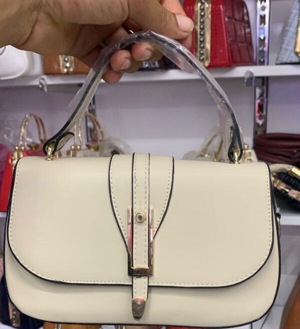 حقيبة يد نسائية أنيقة – تصميم راقٍ يناسب جميع إطلالاتك