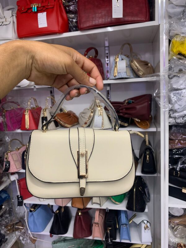 حقيبة يد نسائية أنيقة – تصميم راقٍ يناسب جميع إطلالاتك