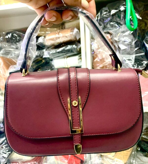 حقيبة يد نسائية أنيقة – تصميم راقٍ يناسب جميع إطلالاتك