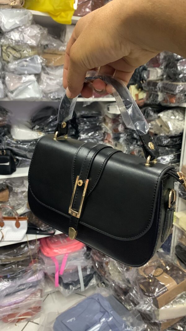 حقيبة يد نسائية أنيقة – تصميم راقٍ يناسب جميع إطلالاتك